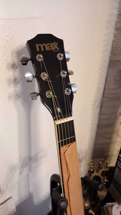 Mikołaj ! Gitara i wzmacniacz elektroakustyczna .Akcesoria