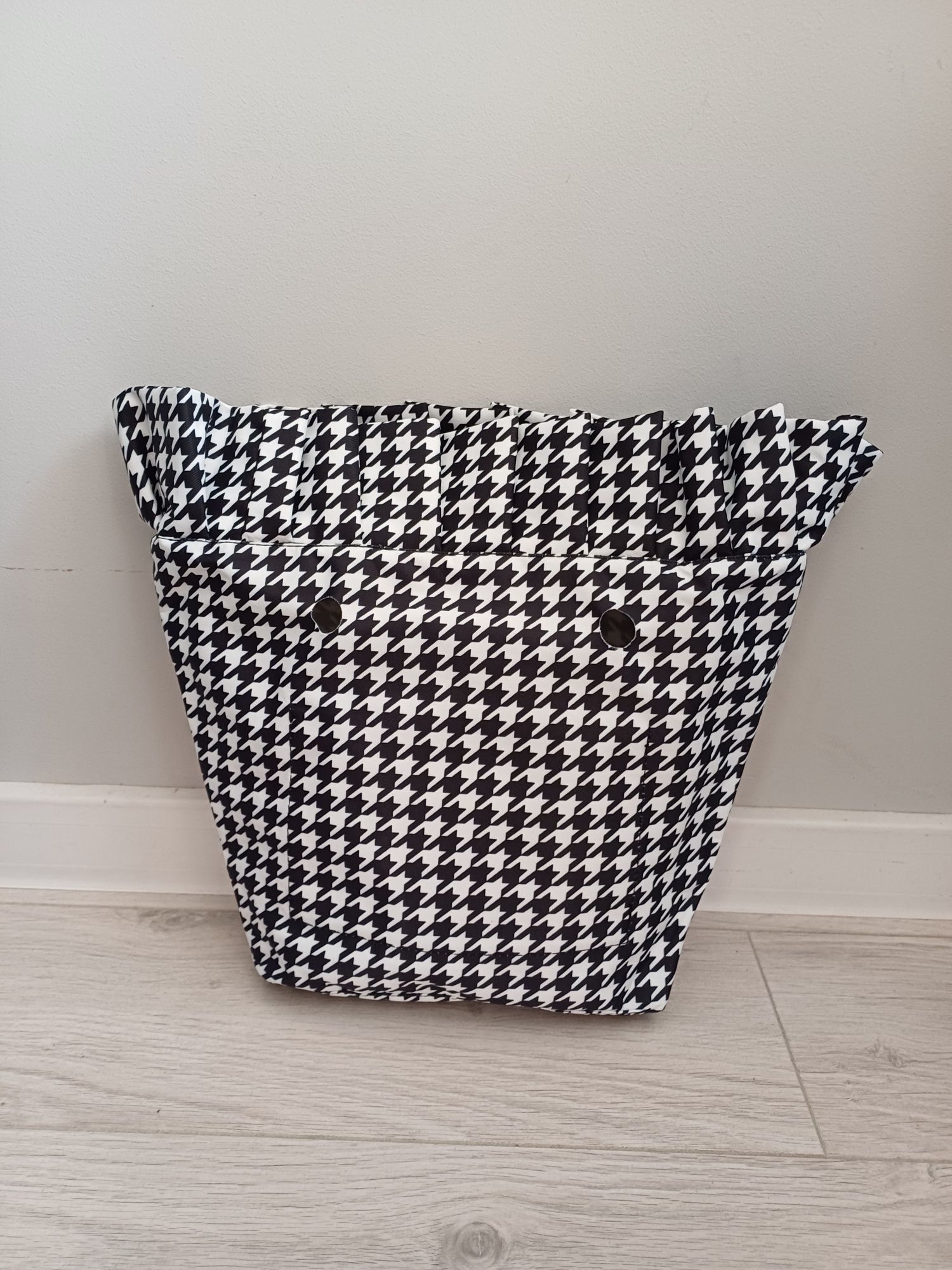O Bag Mini, organizer w pepitkę z falbanką do torebki