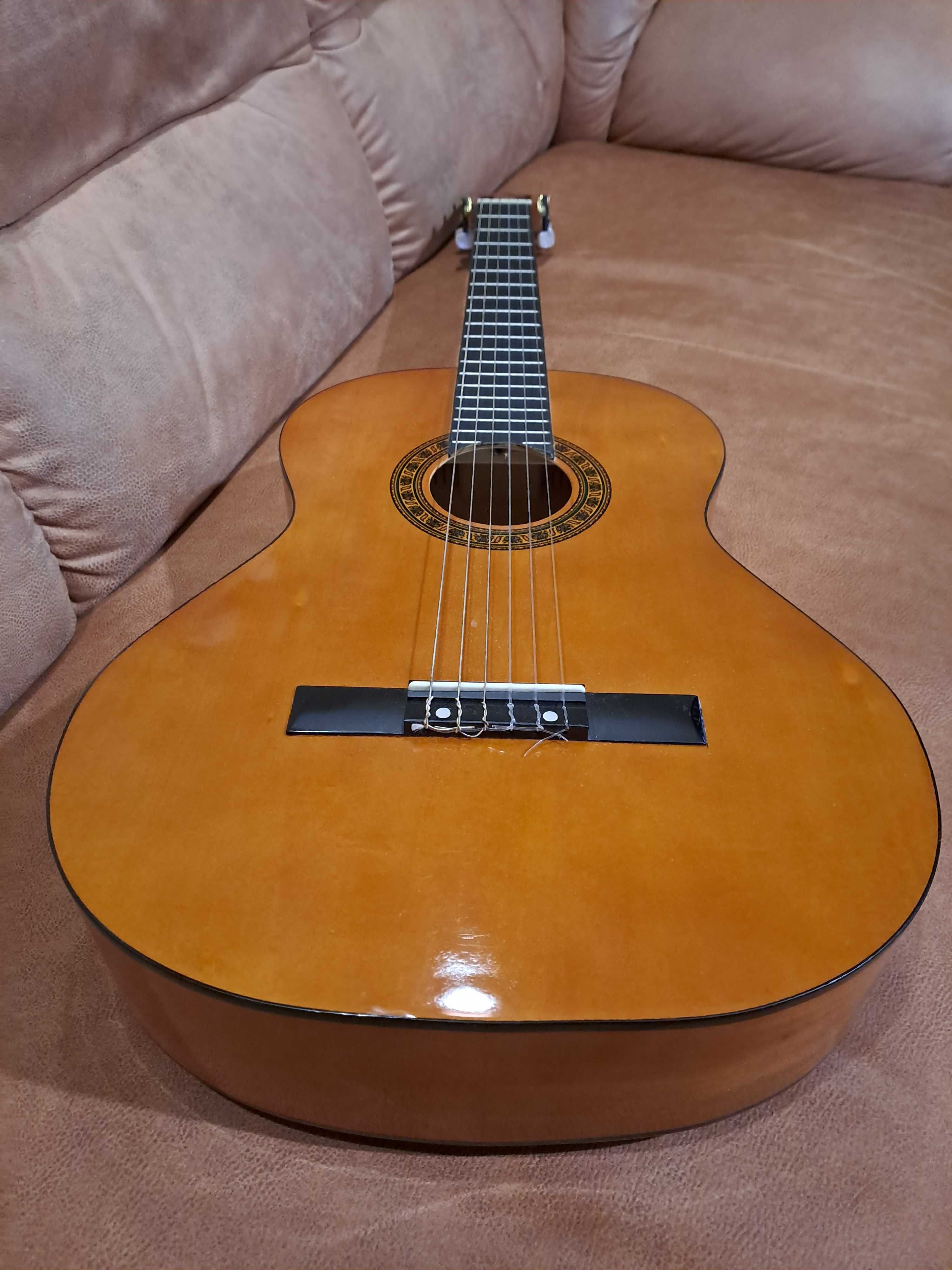 Продам классическую гитару Salvador  SC - 144 с чехлом