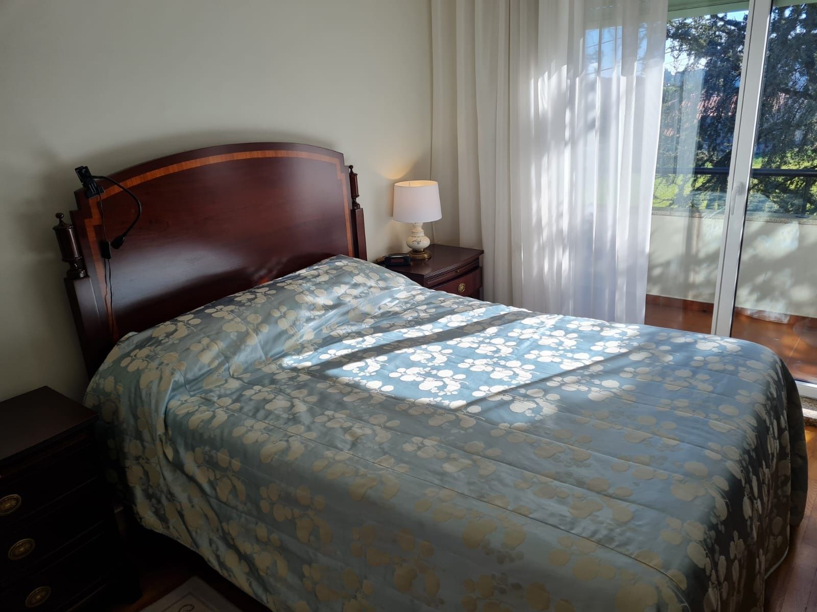 Cama de Casal de madeira mogno com oferta de colchão