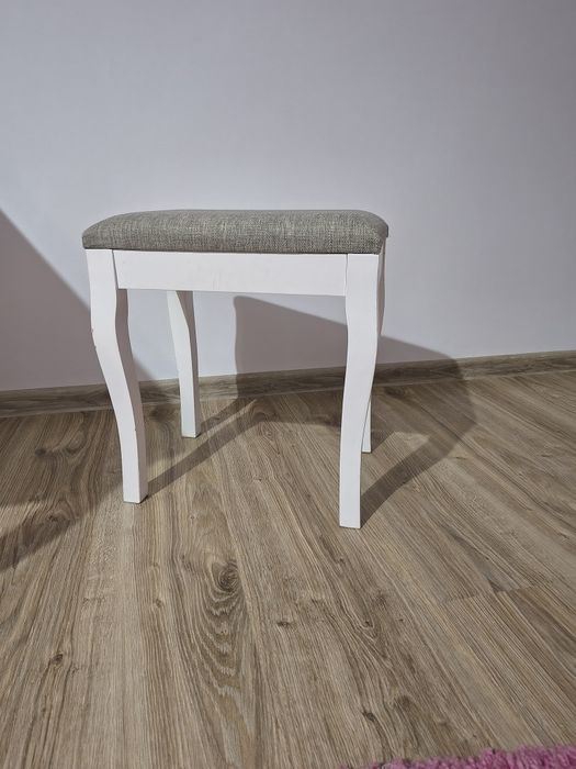 Toaletka z krzesłam