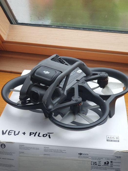 Dron Dji Avata + motion controller, lata, kameruje, ląduje