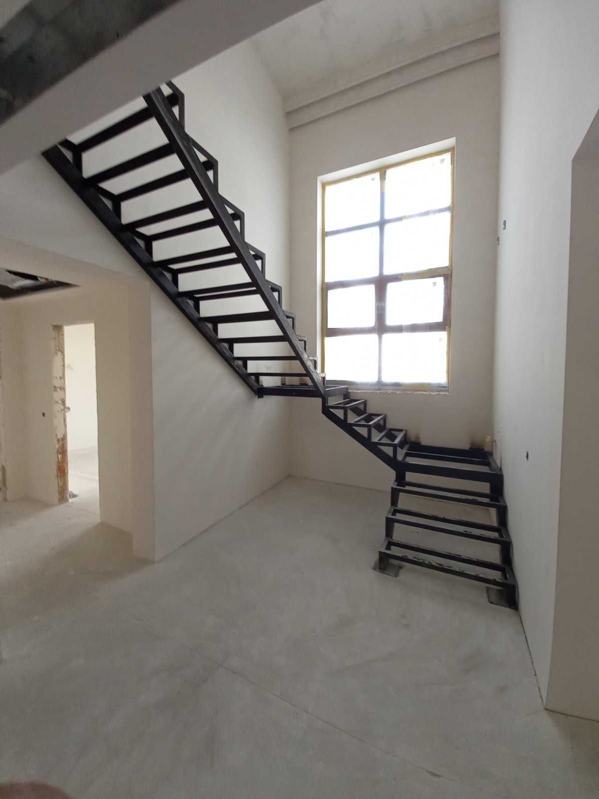 Лестница на второй єтаж, металичиская лестница , лестница в дом