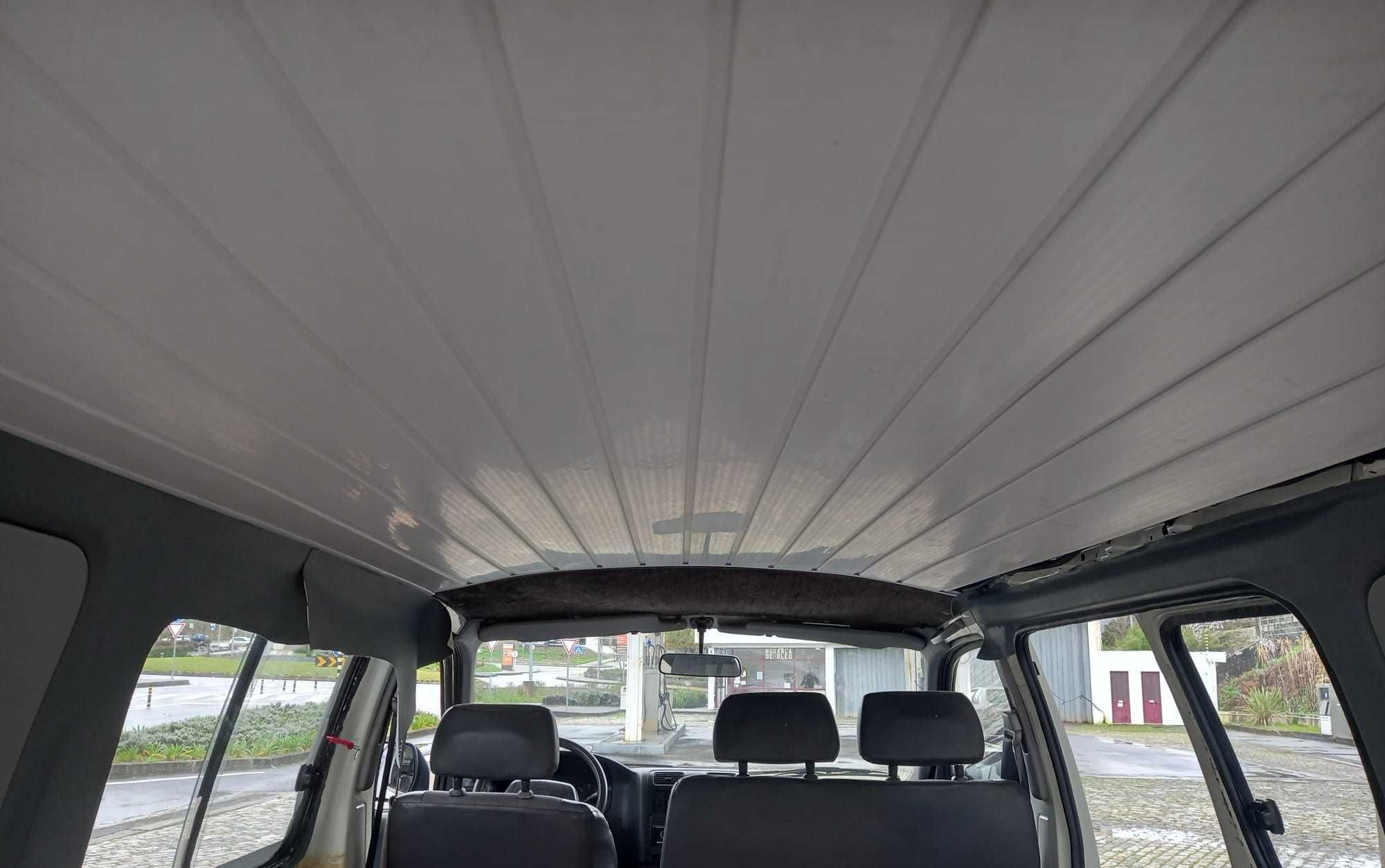 Toyota Hiace 1999, com modificações para campervan.