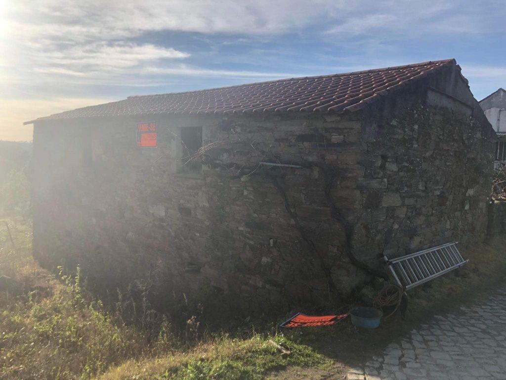 Palheiro em pedra com terreno