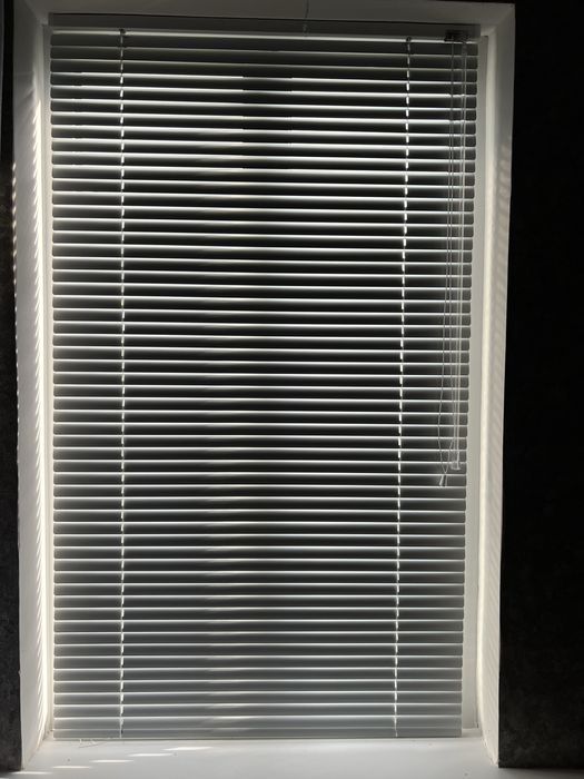Горизонтальні металеві білі жалюзі