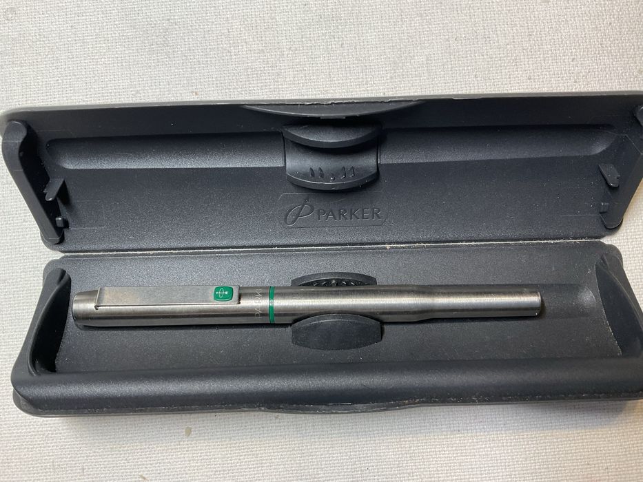 Caneta tinteiro Parker 25 em aço e cor verde