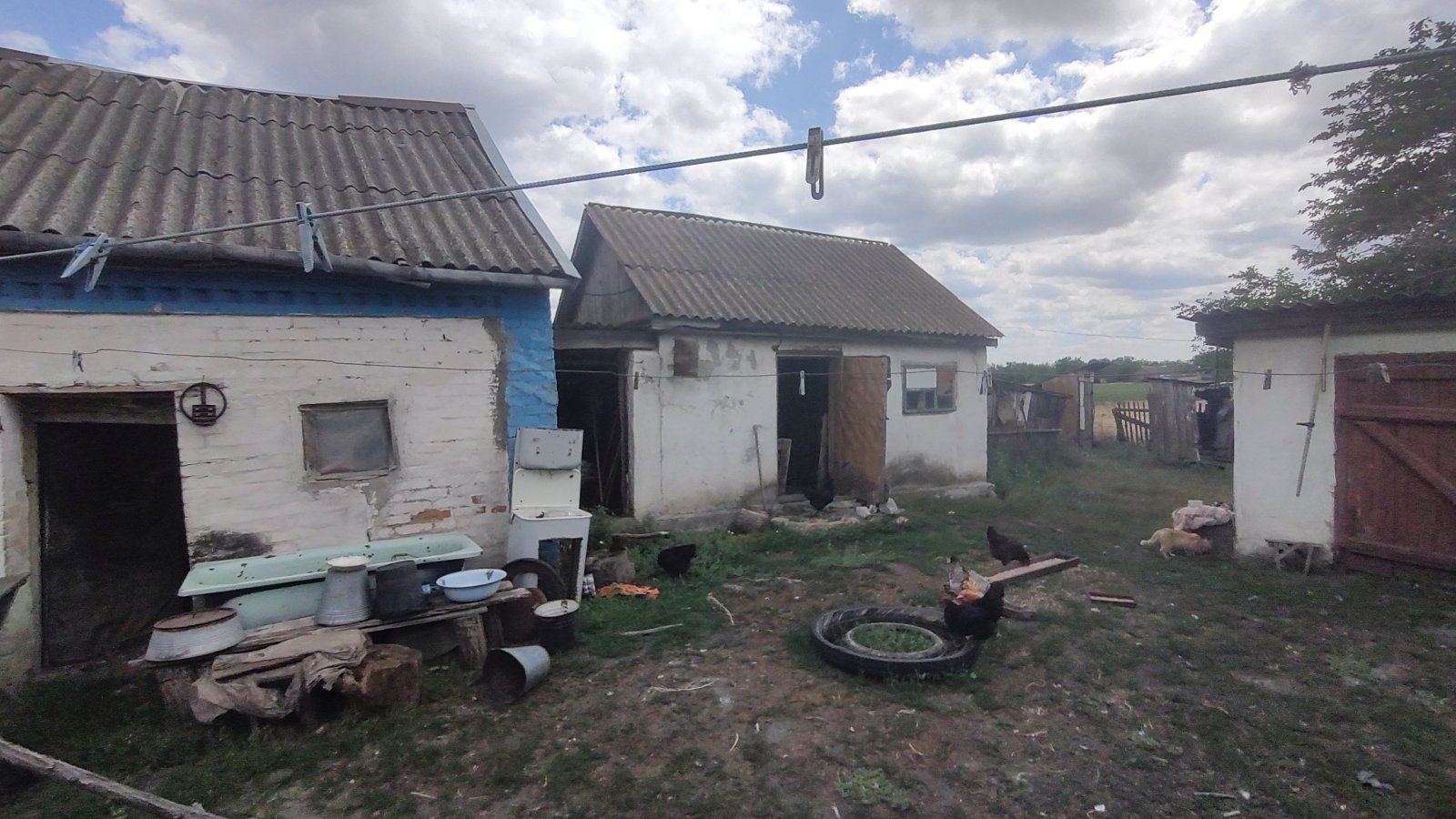Продається хата та хоз. будівлі.