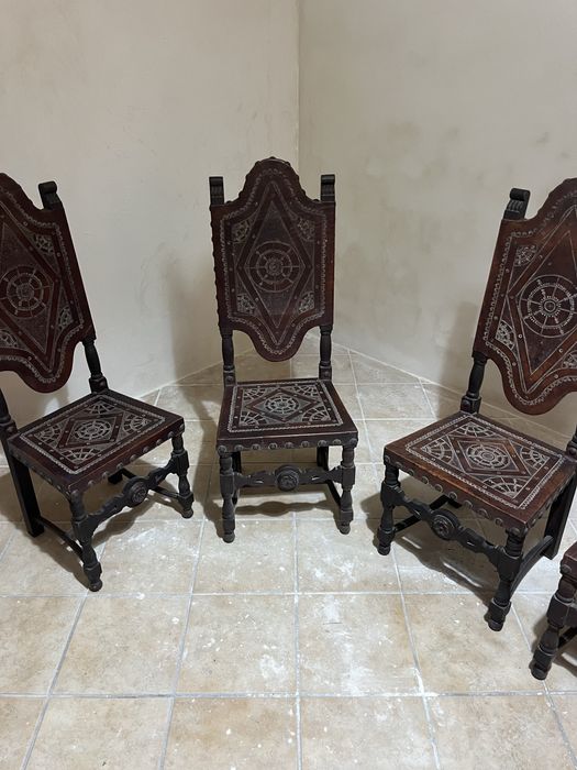 Conjunto de Mesa com 8 cadeiras de couro