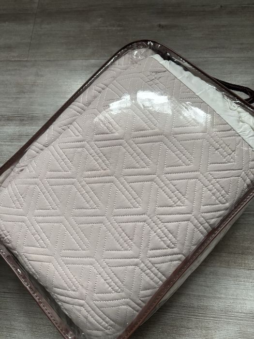 Narzuta na łóżko Romance 160x220 kapa pudrowy róż z falbanką nowa