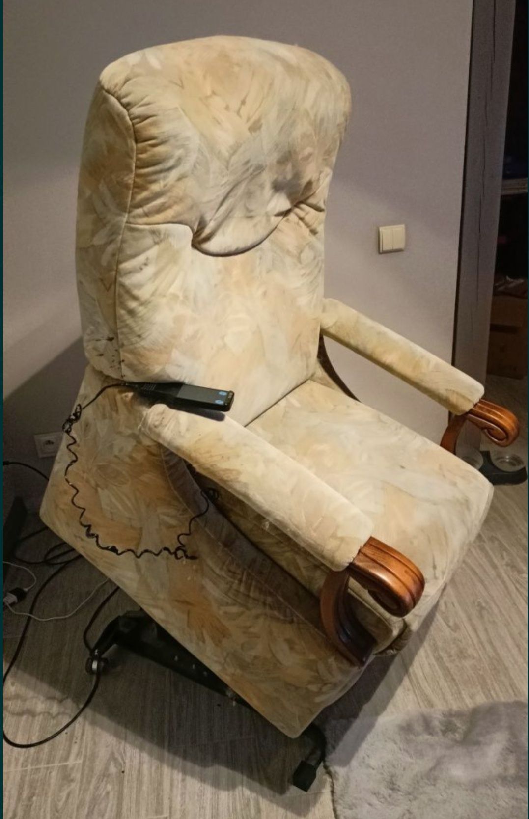 Rozkładany elektryczny szwajcarski fotel rehabilitacyjny