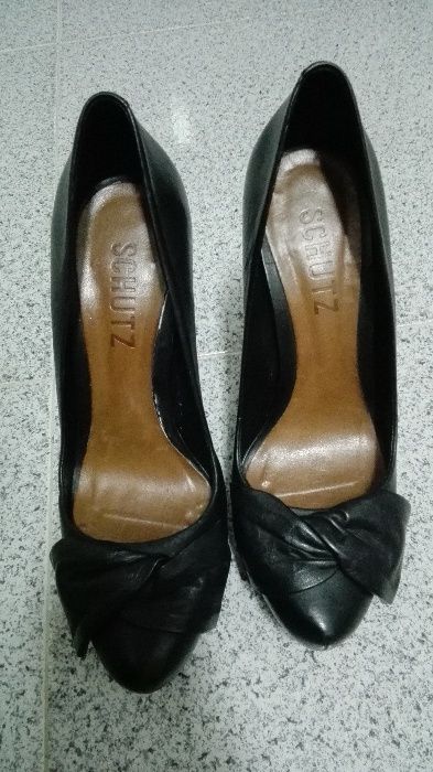 Sapatos pretos Schutz n39