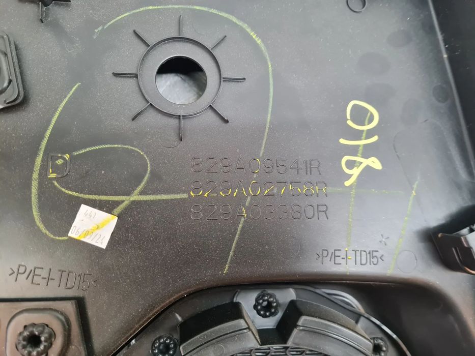 Forra porta / quartela trás direita DACIA Sandero III