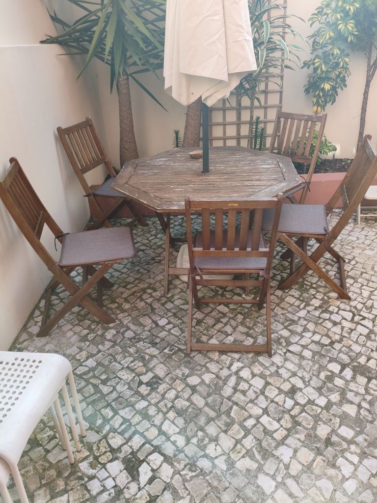 Vendo mesa de exterior com cadeiras