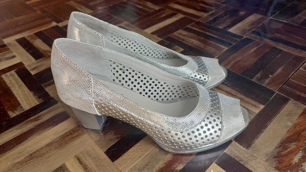 Sapatos prateados