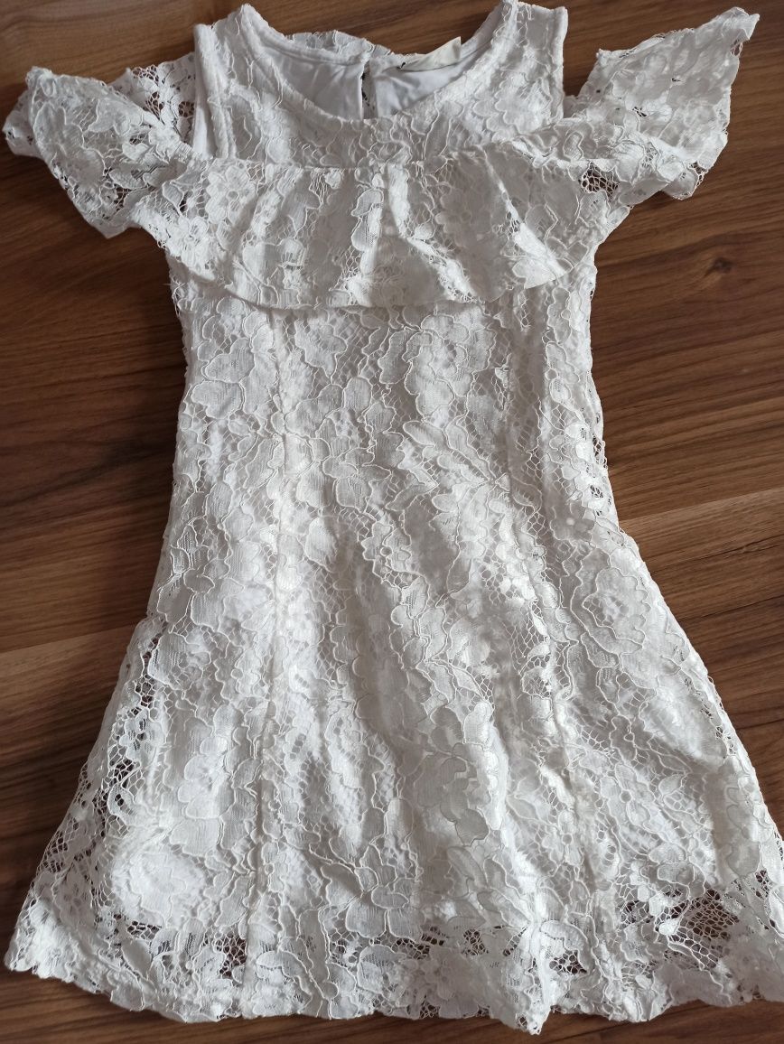 Платье белое с кружевами нарядное
