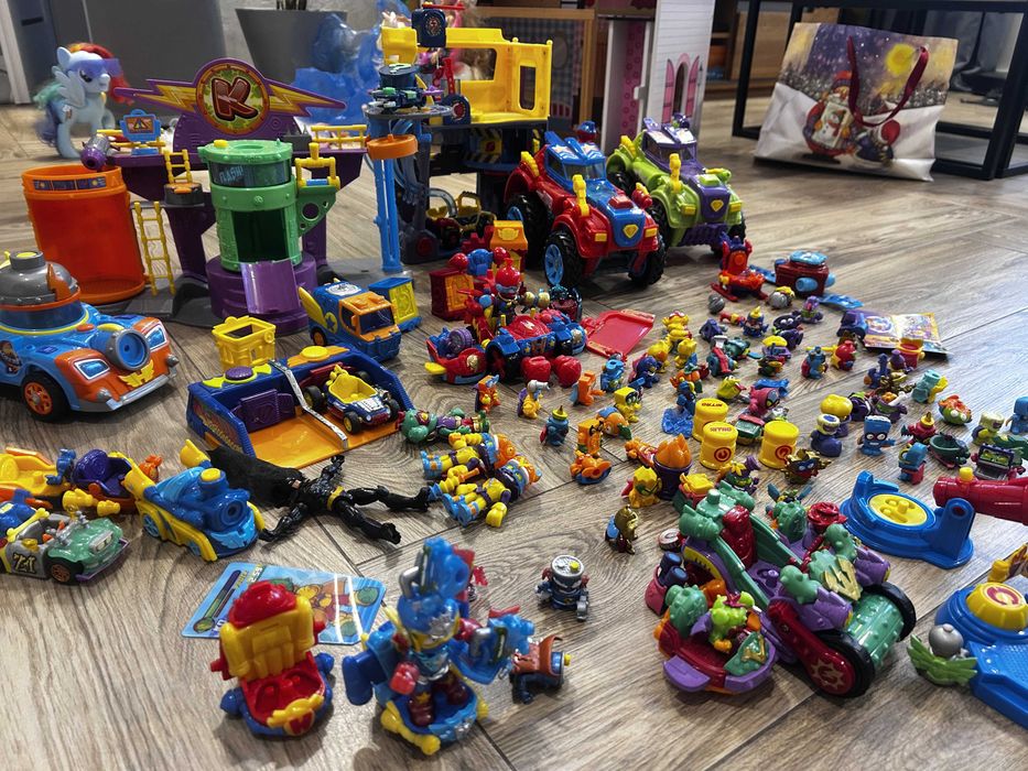 Mix SUPER ZINGS, ok. 70 figurek, 3 duże pojazdy, 2 bazy i inne