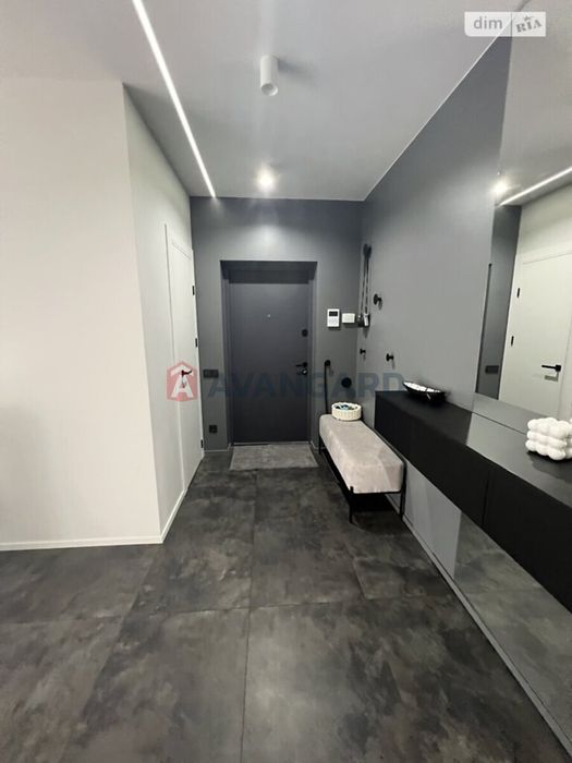 простора трьох кімнатна квартира