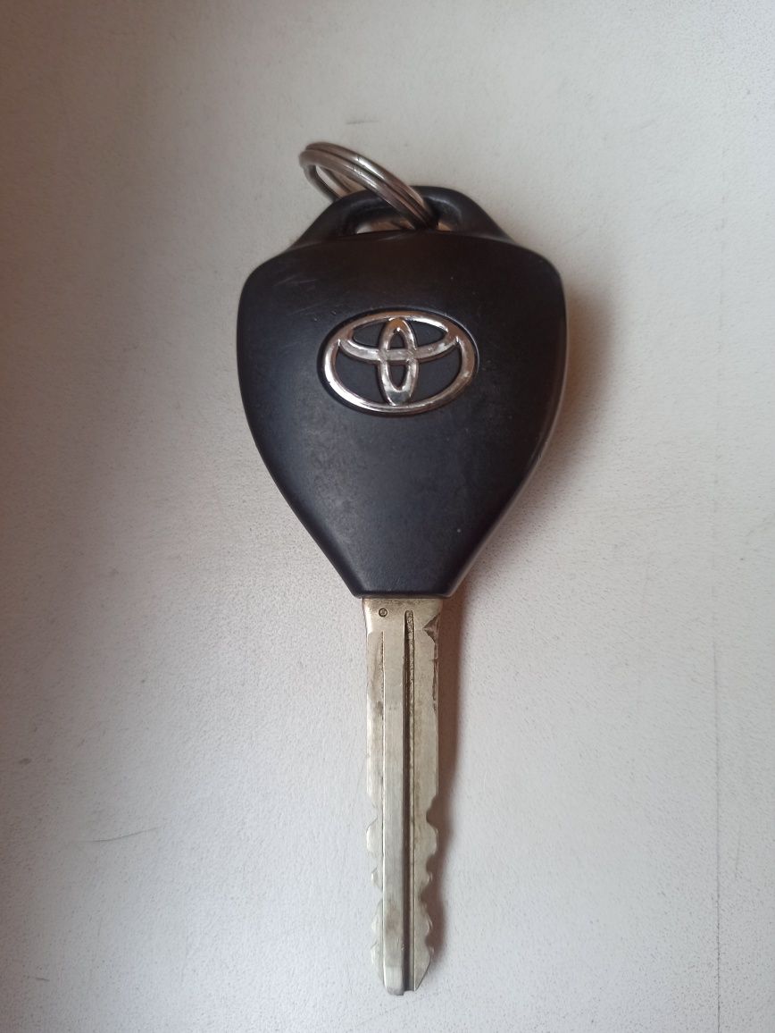 Ключ зажигания Toyota Corolla Avensis Camry