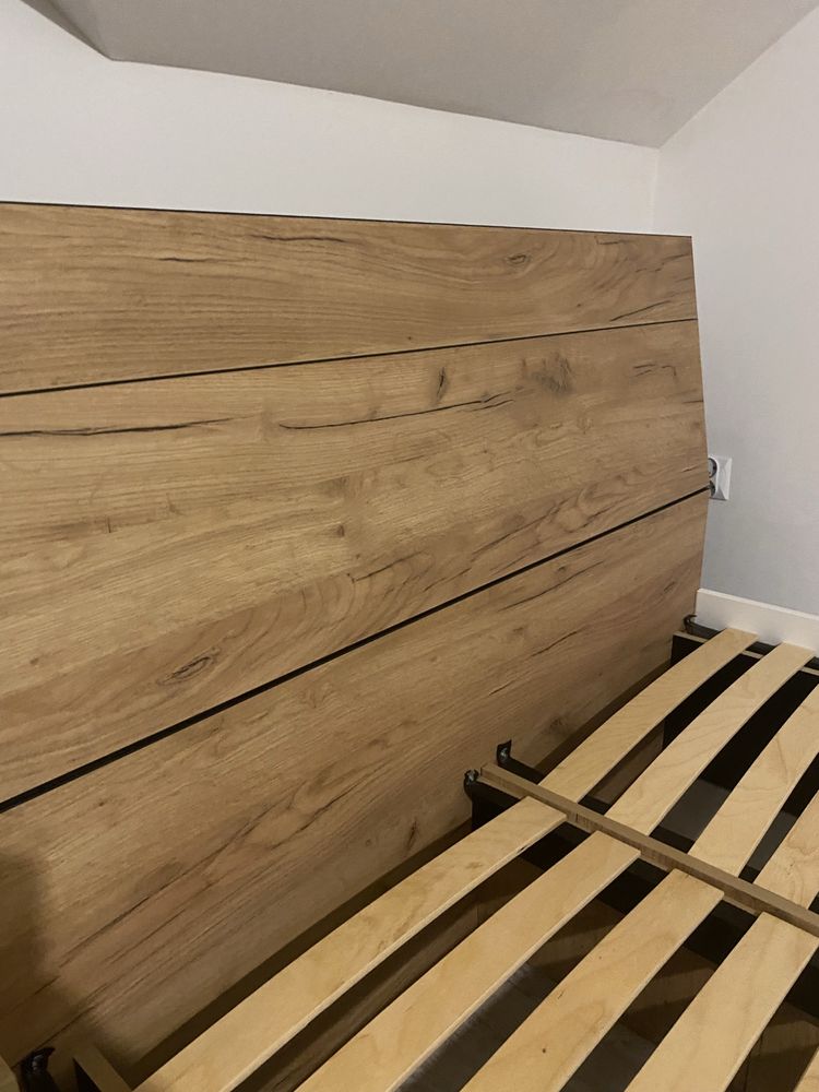 Łóżko 120x200, białe z elementami w odcieniu dębu.