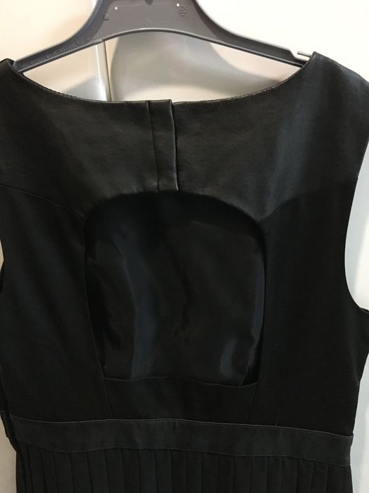 Vestido preto com plissado e costas abertas