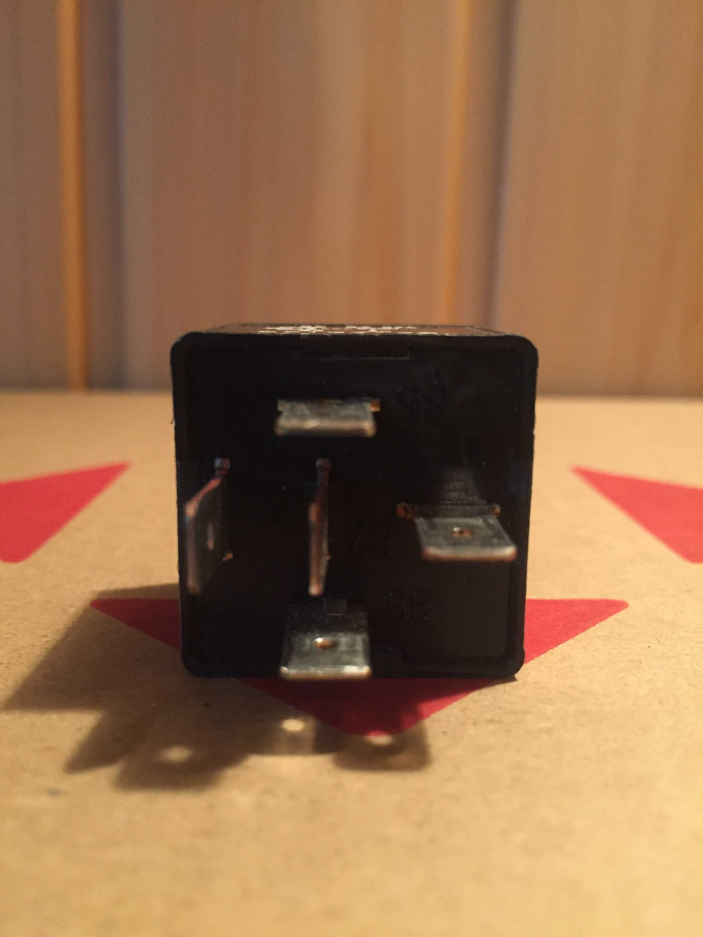 Реле Tyco Relay 12V 04692033AA VF4-15F21-Z20 john deere