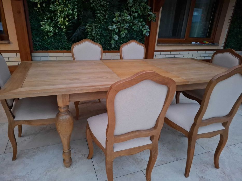 duży stół i 6 krzeseł