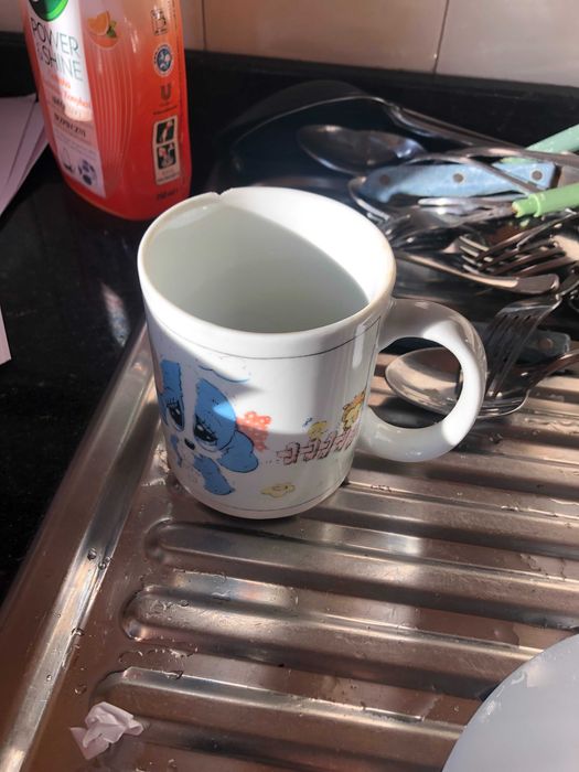 caneca branca com urso