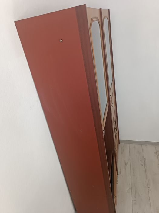 Продам сервант з поличками