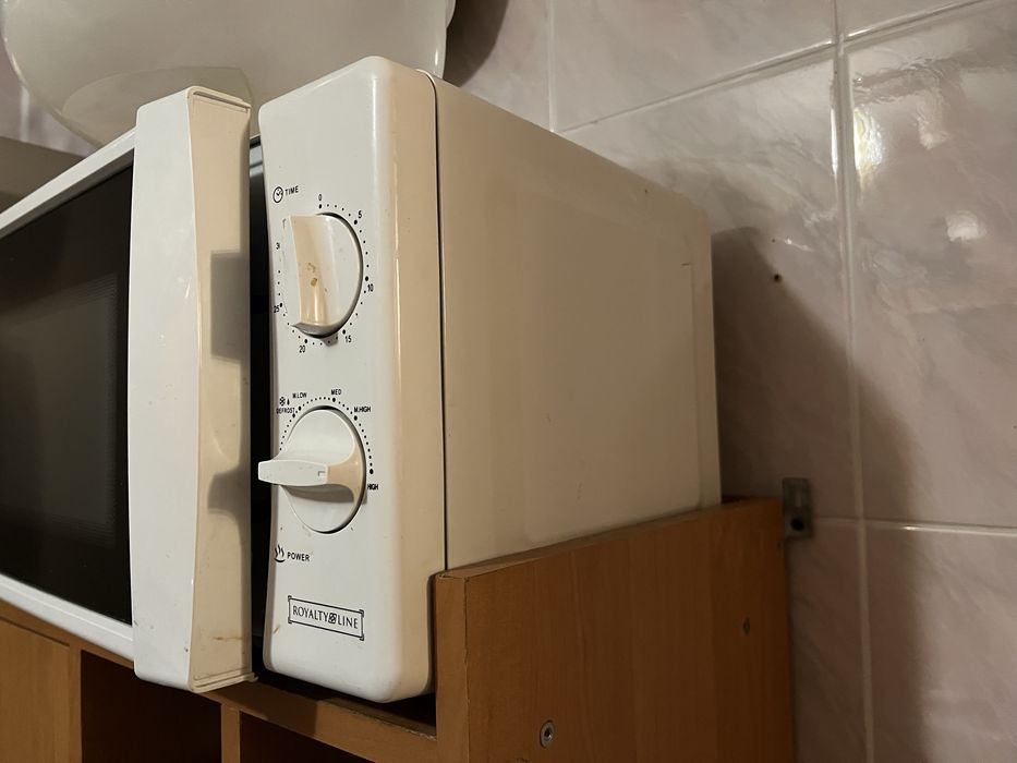 Продам робочу мікрохвильову піч без торгу