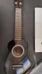 Guitarra para criança, 23 polegadas, em madeira, 6 cordas. Nova.