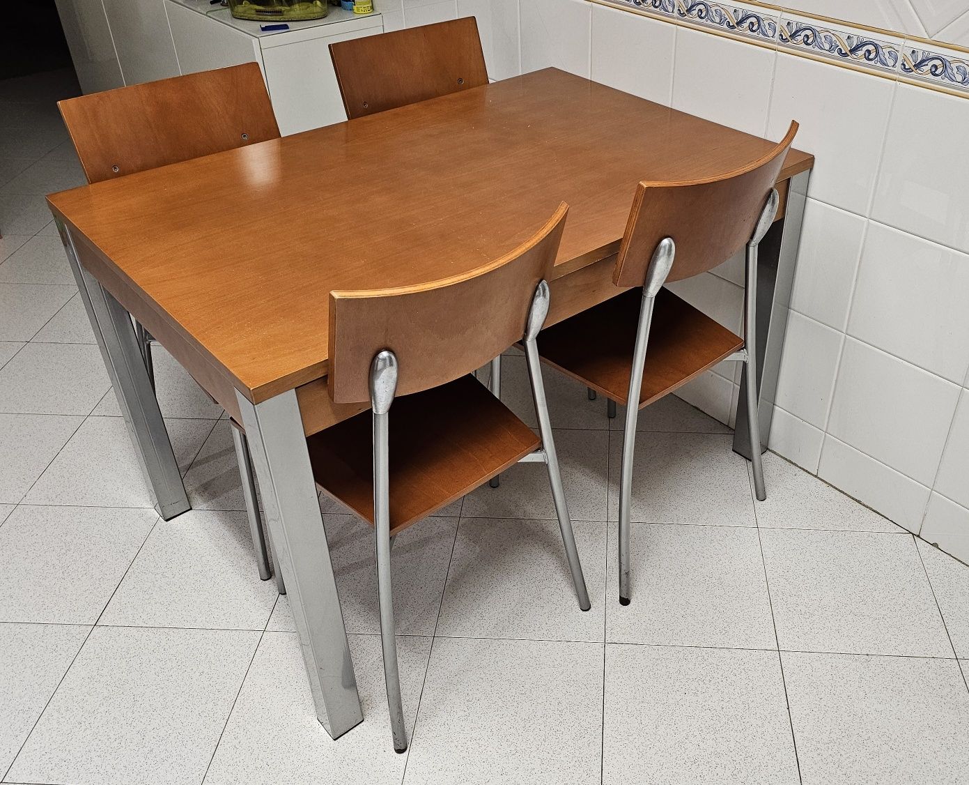 Mesa de cozinha com 4 cadeiras