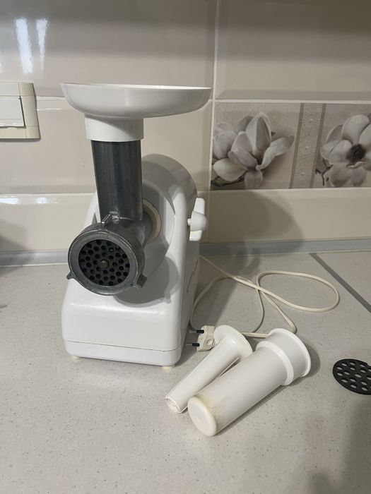 ПРОДАМ електоромʼясорубку KEM 36