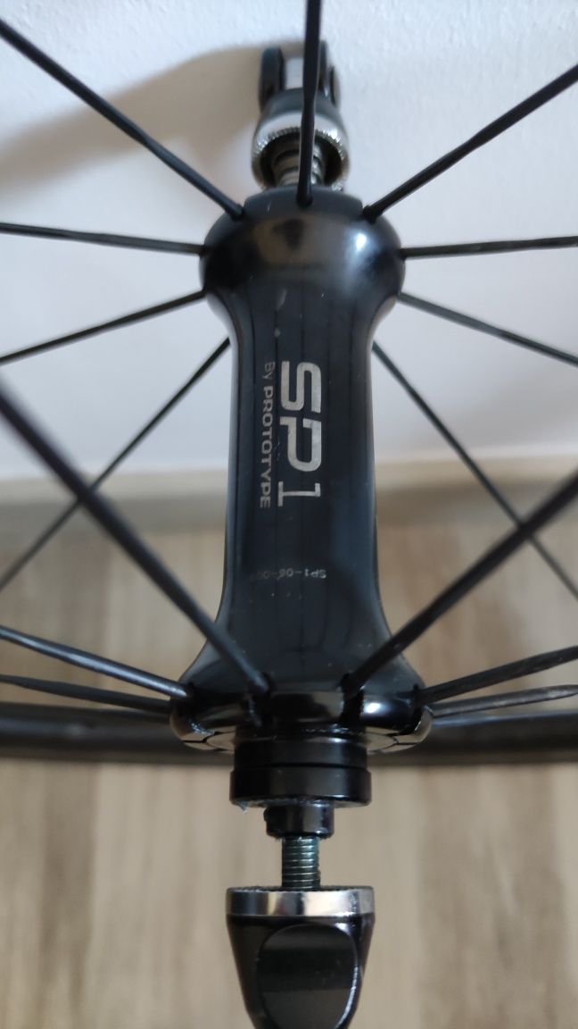 Roda frente ciclismo carbono prototype sp3 cubo SP1 com eixos e pneus