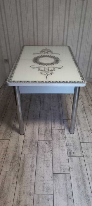 Кухонний обідній стіл