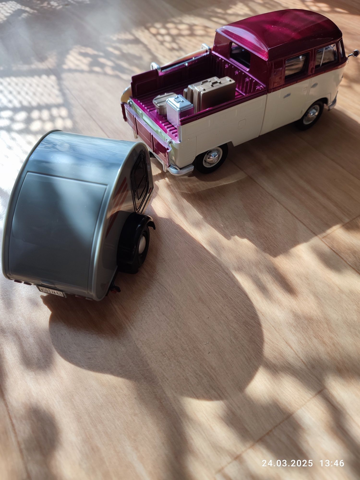 Volkswagen T1 z przyczepką 1:24 MOTORMAX