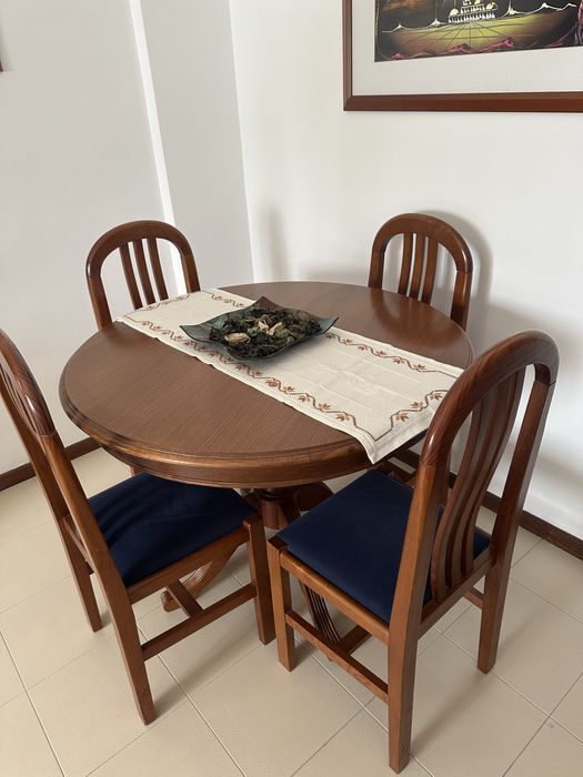 Mesa de jantar com cadeiras