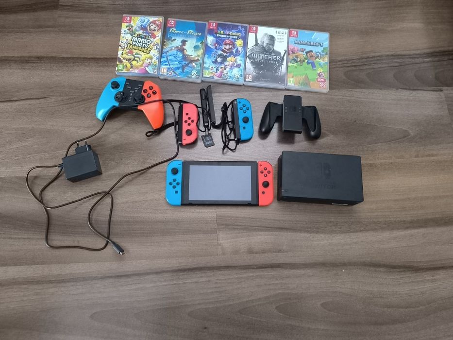 Nintendo switch karta pamięci pięć gier stacja ładowania i kontrolery