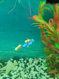 Аквалангист в аквариум, жовто-блакитний