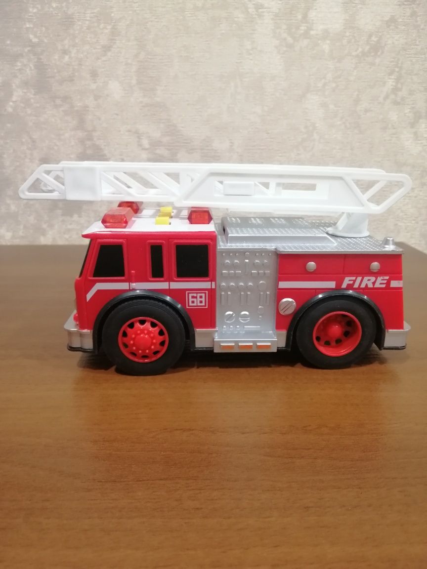 Модель троллейбуса и пожарной машины.