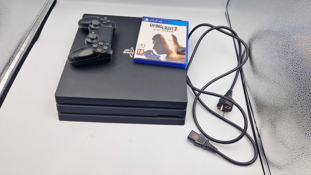 konsola PLAYSTATION 4 PRO 1TB PAD + okablowanie + GRA