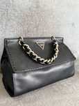 Czarna torebka GUESS