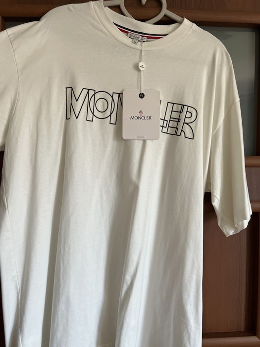 Biała koszulka z napisem moncler