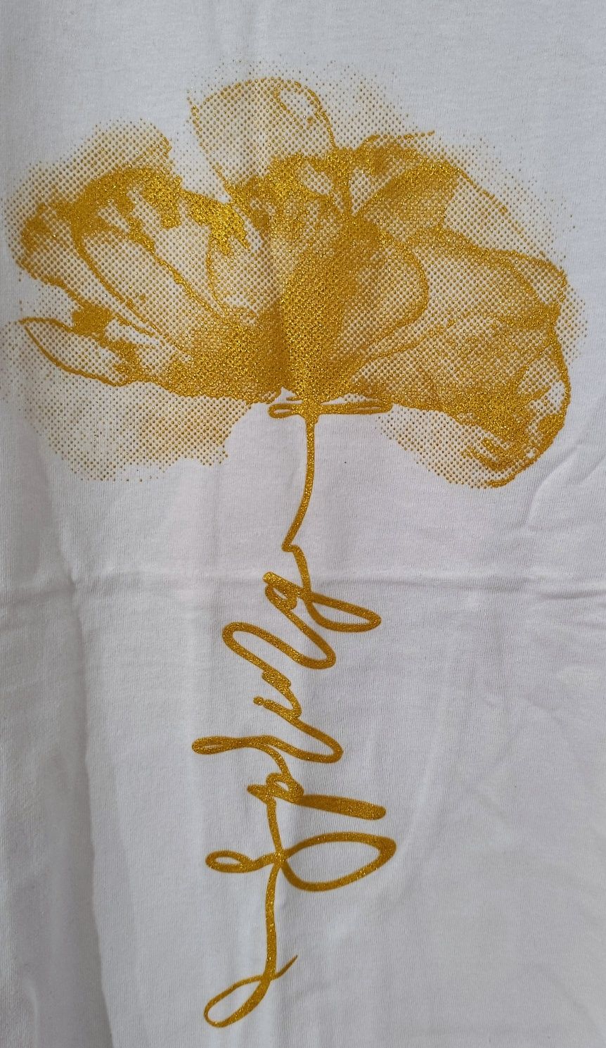 Elegancki T-shirt ze złotą aplikacją