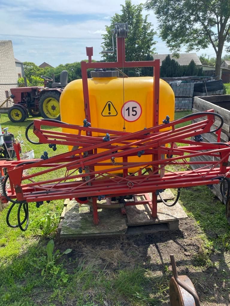 Traktor Władimiriec T-25 plus opryskiwacz