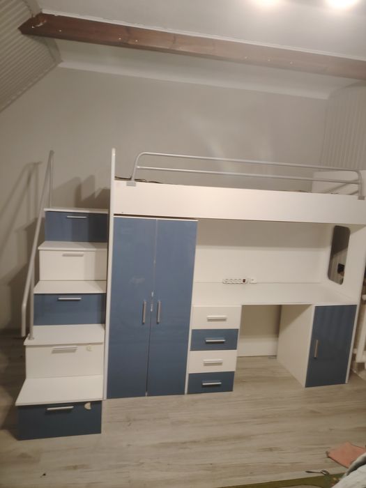 Łóżko piętrowe z biorkiem, szafą i schodami