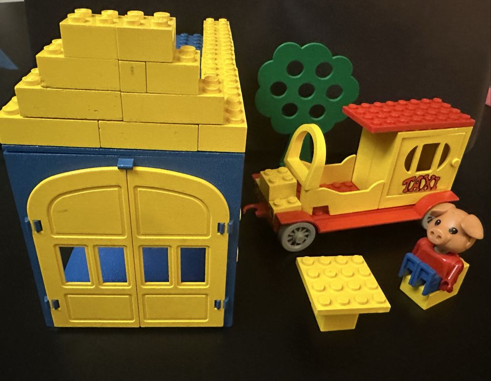 Lego Fabuland 338-2 Porco Blondi e a estacao de taxi