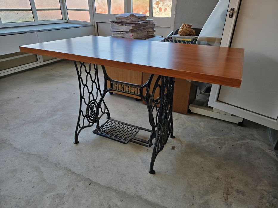 Mesa personalizada com base Singer