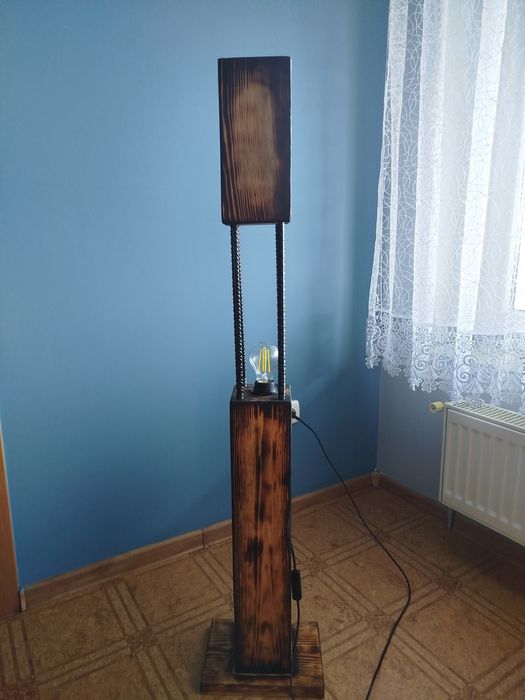 Lampa z drewna stojąca na podstawie
