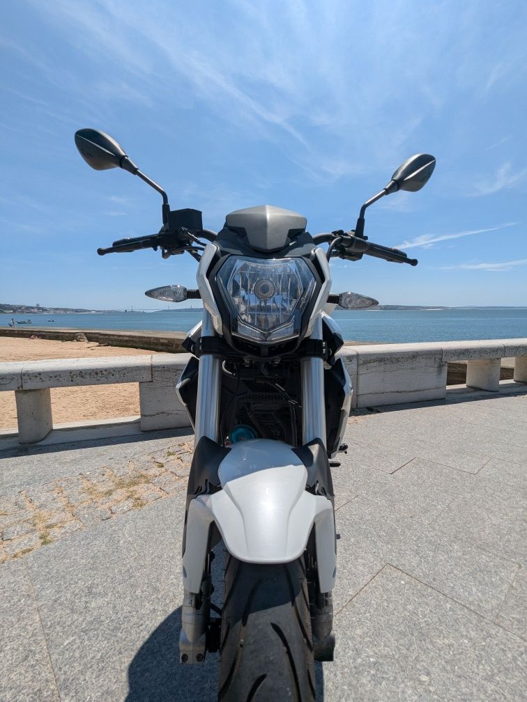 Mota Benelli BN 125 com pneus Michelin